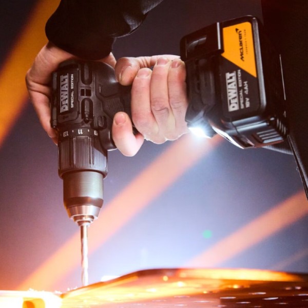Фото - Дрель-шуруповерт DeWALT DCD86MM2KT